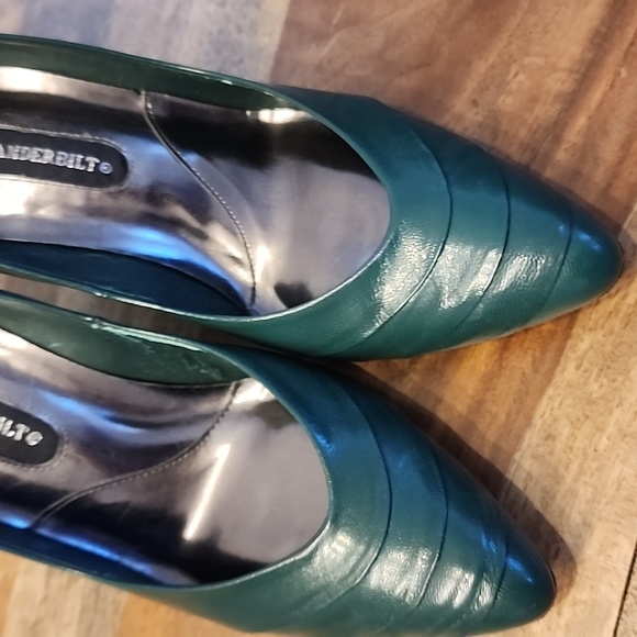 Gloria Vanderbilt Green Heels - Picture 2 of 10